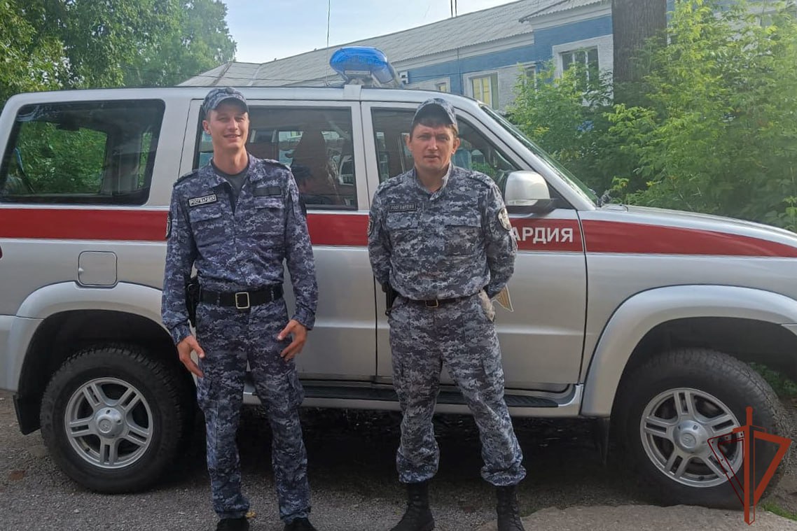 #КемеровскаяОбласть    В пгт Яшкино Кемеровской области росгвардейцы помогли найти заблудившихся в лесу местных жителей  Правоохранители получили информацию, что трое взрослых и двое детей, 5 и 10 лет, после прогулки около водоема отправились в поселок через лес, но потеряли дорогу и заблудились.   Экипаж вневедомственной охраны Росгвардии оперативно отреагировал на сообщение, сотрудники прибыли в предполагаемый район и начали поиски, используя световые и звуковые сигналы служебного автомобиля. Вскоре граждане были обнаружены.  От медицинской помощи спасенные отказались.