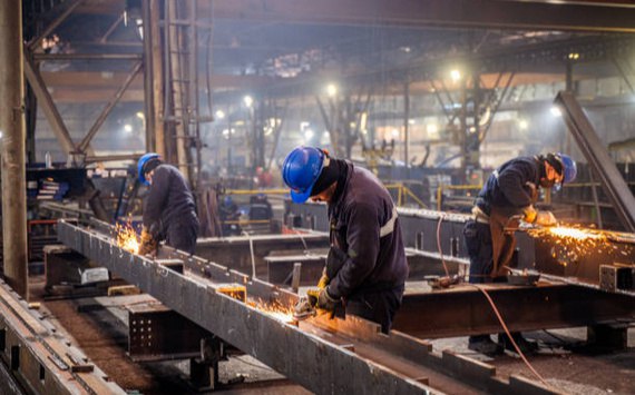 Российская металлургия переживает глубочайший кризис   globalmsk ru news id 78426 Накануне был опубликован обзор Центра стратегических разработок ЦСР Как охлаждалась сталь В документе приведены данные свидетельствующие о продолжении тенденции увеличения риска локальных дефолтов для отраслевых игроков Участвующие в исследовании эксперты пришли к выводу что отрасль в буквальном смысле слова перешла в режим выживания Особенно сильно от огромной долговой нагрузки пострадали небольшие металлургические предприятия Более менее нормальной сложившуюся ситуацию называют три системообразующие корпорации Северсталь ММК НЛМК У других компаний наблюдается фаза острого кризиса В частности руководство Мечела из за отсутствия спроса приняло решение с 1 февраля текущего года временно приостановить деятельность одного из принадлежащих компании заводов Основная причина по словам экспертов кроется в резком падении спроса на продукцию металлургических предприятий Данное обстоятельство негати