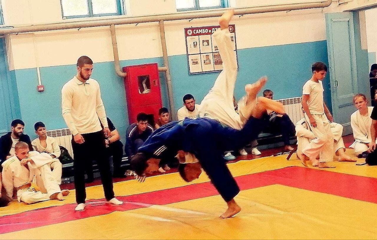 Первенство Апшеронского района по дзюдо прошло в Хадыженске В Хадыженске провели первенство Апшеронского района по дзюдо, приуроченное ко Дню защиты детей. В спортивном зале Дома культуры собрались около 100 юных спортсменов в возрасте от 7 до 16 лет. Главным судьей соревнований был тренер - преподаватель Юрий Калабашкин. Заслуженный мастер поприветствовал участников из районных спортивных школ «Авангард» и «Олимп», а также команды из Горячего Ключа и Краснодара. Юные дзюдоисты продемонстрировали захватывающие поединки и настоящую спортивную волю к победе. Победители и призёры в каждой возрастной категории были награждены медалями и грамотами отдела по физической культуре и спорту и спортивной школы «Авангард». Поздравляем победителей! По материал отдела по физической культуре и спорту Апшеронский рабочий