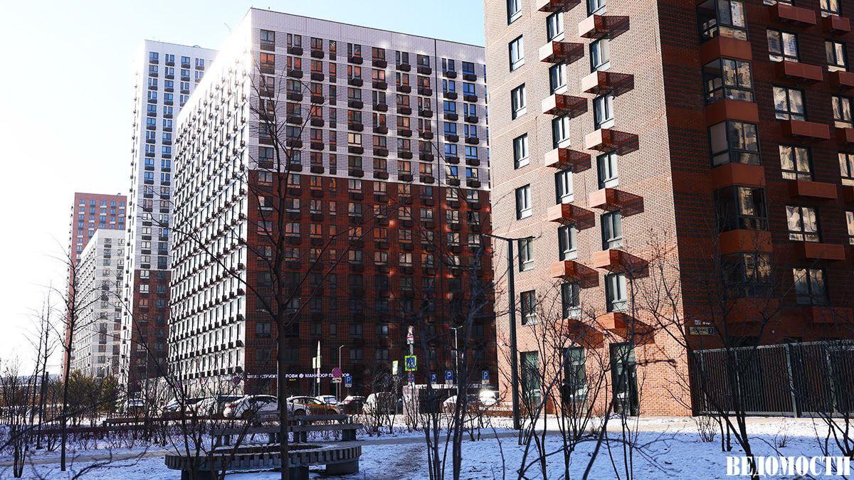 Домклик зафиксировал рост семейной ипотеки В ноябре выдачи Сбера по этой программе увеличились почти на 10 по сравнению с октябрем и превысили 260 млрд рублей Семейная ипотека остается главным драйвером рынка отмечают аналитики Ее доля в общем объеме выдач поднялась до 72 4 Максимальные значения в Астраханской области Ставропольском крае и Ростовской области По остальным льготным программам наблюдается снижение Выдачи IT ипотеки упали почти на треть Дальневосточной и Арктической на 20 Сократился и спрос на рыночную ипотеку с 82 млрд рублей в октябре до 77 млрд в ноябре По словам директора департамента Домклик Алексея Лейпи рынок находится в ожидании решений ЦБ по ключевой ставке Подробнее в материале Ведомости Капитал