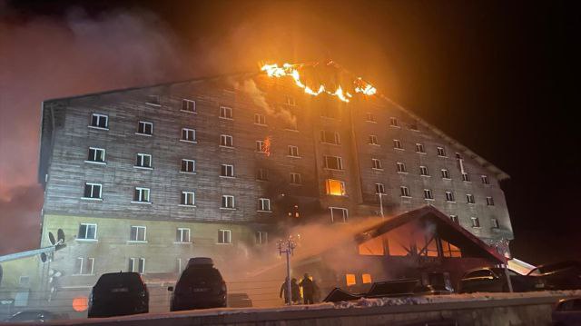 Число погибших в результате пожара на горнолыжном курорте в турецком Болу выросло до шести, пострадал 31 человек, сообщает телеканал CNN Türk  По предварительным данным, пожар возник сегодня ночью на крыше семиэтажной гостиницы и быстро охватил все здание. В отеле в этот момент находилось 237 человек.