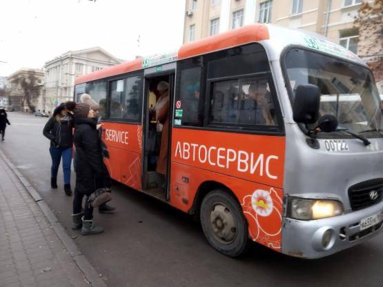 В Новошахтинске подорожал проезд в общественном транспорте  В Новошахтинске Ростовской области сразу на 10 рублей подорожал проезд в общественном транспорте с 1 января. Соответствующую информацию предоставили в пресс-службе администрации города.  Так, с нового года тариф в автобусах и маршрутках составляет 40 рублей против 30 рублей ранее.  - Цена повышается закономерно с ростом инфляции. Последний раз тариф на перевозку пассажиров в Новошахтинске поднимался в 2022 году, - говорится в сообщении.  Ранее стало известно о повышении проезда с 1 января 2025 года в электричках Ростовской области.  Также недавно подорожал до 42 рублей проезд в Волгодонске. Изменения коснулись как электробусов, так и троллейбусов.   Подписаться на "Новости Ростова"    Прислать новость