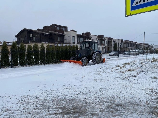 Зима вернулась в Петербург. Январская весна кончилась и на улицу вновь выехала зимняя техника. Накануне с петербургских улиц на пункты утилизации вывезли почти 1800 кубометров снега. А за минувшую ночь в городе выпало еще более 5 см снега.   Перед выходными, при переходе температуры с «плюса» на «минус», дорожники превентивно обработали противогололедными материалами опасные отрезки дорог. Затем в дело пошла снегоуборочная техника. Сегодня петербургские улицы убирают 803 машины и 1137 дворников.     пресс-служба комитета по благоустройству