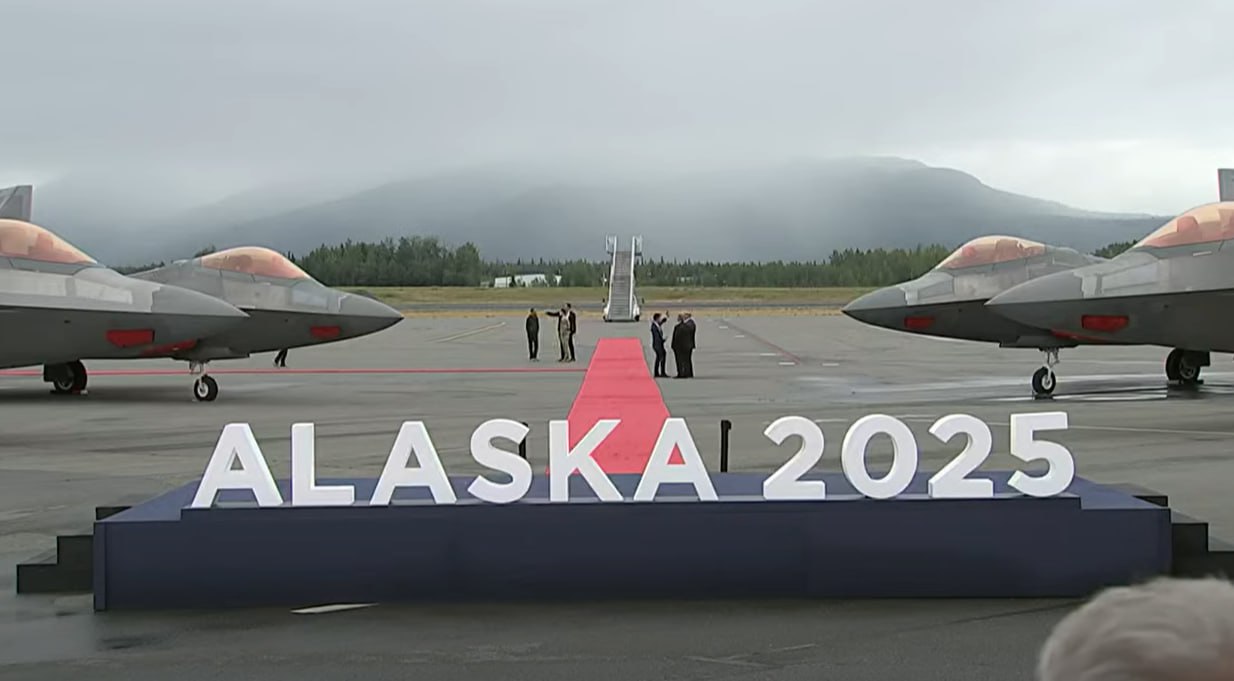 Красная ковровая дорожка расстелена для Владимира Путина на Аляске.    Подпишись на «Говорит Москва»