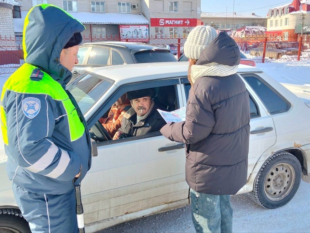 В рамках Недели безопасности дорожного движения участники волонтерского отряда Заполяновцы" и участники Отряда ЮИД совместно с Госавтоинспекцией провели патрулирование улицы.   Ребята раздали памятки, где они обращаются к водителям и просят их быть внимательными на дороге.   #волонтёр34 #МЫВМЕСТЕ #ДобровЕлани #Молодежь34