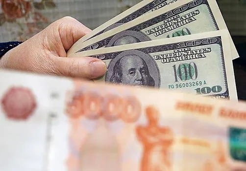 На фоне резкого обострения геополитической ситуации на Ближнем Востоке курс доллара относительно других мировых валют может укрепиться, считает заведующий лабораторией анализа институтов и финансовых рынков ИПЭИ Президентской академии Александр Абрамов.  Об изменении курса американской валюты на фоне удара США по ядерным объектам Ирана экономист рассказал в беседе.  «Курс доллара относительно мировых валют может несколько укрепиться. Потому что, как правило, в условиях геополитической неопределенности инвесторы стараются вкладывать активы в более надежные финансовые инструменты, а это инструменты на развитых финансовых рынках», — объяснил Абрамов.  При этом экономист отметил, что ситуация на Ближнем Востоке особо не повлияет на курс рубля к доллару.  «Может быть, даже [будет эффект] в сторону укрепления рубля из-за повышения цен на нефть. Но в целом валютный курс рубля формируется под воздействием скорее внутренних факторов в России, чем внешних», — заключил он.