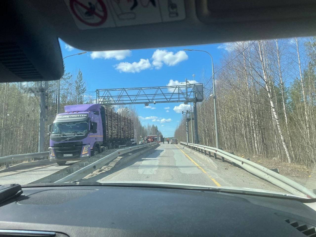 #Сегежа #ДТП Жесткое ДТП произошло сегодня на весовом контроле автомобилей в Сегеже. Судя по кадрам с места аварии, небольшой грузовик предположительно, перевозивший продукты сзади врезался в лесовоз. Кабину грузовика смяло от удара. На месте случившегося работают экстренные службы. Информации о пострадавших пока не поступало.