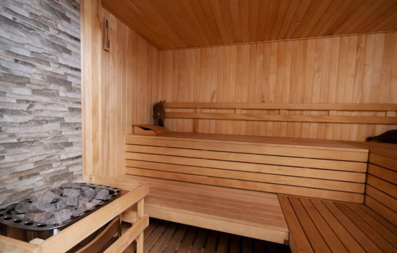 В Екатеринбурге сотрудник Росгвардии с видеокамерой ворвался в парилку женской бани чтобы вывести наружу засидевшихся клиенток Адвокат Сталина Гуревич ответила Ридусу на вопрос это было вообще законно Появление с видеокамерой в месте где находятся обнаженные люди где они находятся легально конечно недопустимо Здесь можно говорить как о вторжении в частную жизнь так и о превышении должностных полномочий заявила юрист Ридусу   www ridus ru n 780742 ridusnews