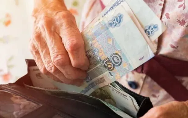 Россияне не доверяют свои пенсии НПФ и страховщикам Больше двух третей опрошенных уверены что ответственность за будущую пенсию должно нести государство При этом 32 признают что у них просто нет свободных денег чтобы откладывать на старость Еще один фактор недоверие к негосударственным институтам говорится в исследовании Финансового университета Меньше всего россияне готовы перечислять деньги НПФ 18 индексных пунктов У страховых компаний ситуация также отрицательная 12 2 и п Наибольшее доверие вызывают Соцфонд 12 п п и программы от работодателей 10 п п Причины недоверия комплексные людям предлагают копить на 10 15 лет вперед но это воспринимается как риск а не как стратегия Также часть россиян считает что задумываться о пенсии пока рано а почти половина и вовсе не видит в накоплениях смысла fatcat18 Мы в Мах