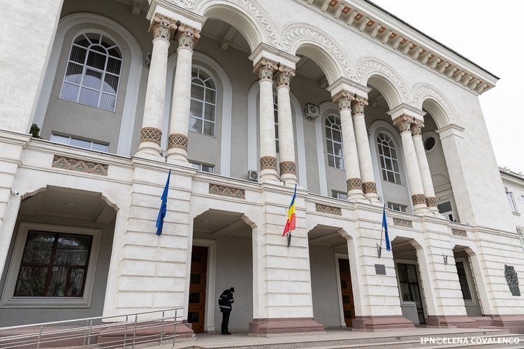 Тем временем в обезглавленной генпрокуратуре... Высший совет прокуроров должен назначить лицо, которое будет временно исполнять обязанности генерального прокурора после назначения Иона Мунтяну судьей Высшей судебной палаты. Вопрос будет рассмотрен на открытом заседании ВСП. Руководитель Службы связи со СМИ ВСП Еуджен Рошка сообщил для IPN, что на должность временно исполняющего обязанности генерального прокурора будет выбран человек из числа прокуроров. Что касается объявления конкурса на должность нового генерального прокурора, Еуджен Рошка уточнил, что ВСП принимает решение о проведении конкурса в течение 30 дней с момента возникновения вакансии. Сдаётся нам, новым генпрокурором будет максимально лояльный режиму исполнитель.