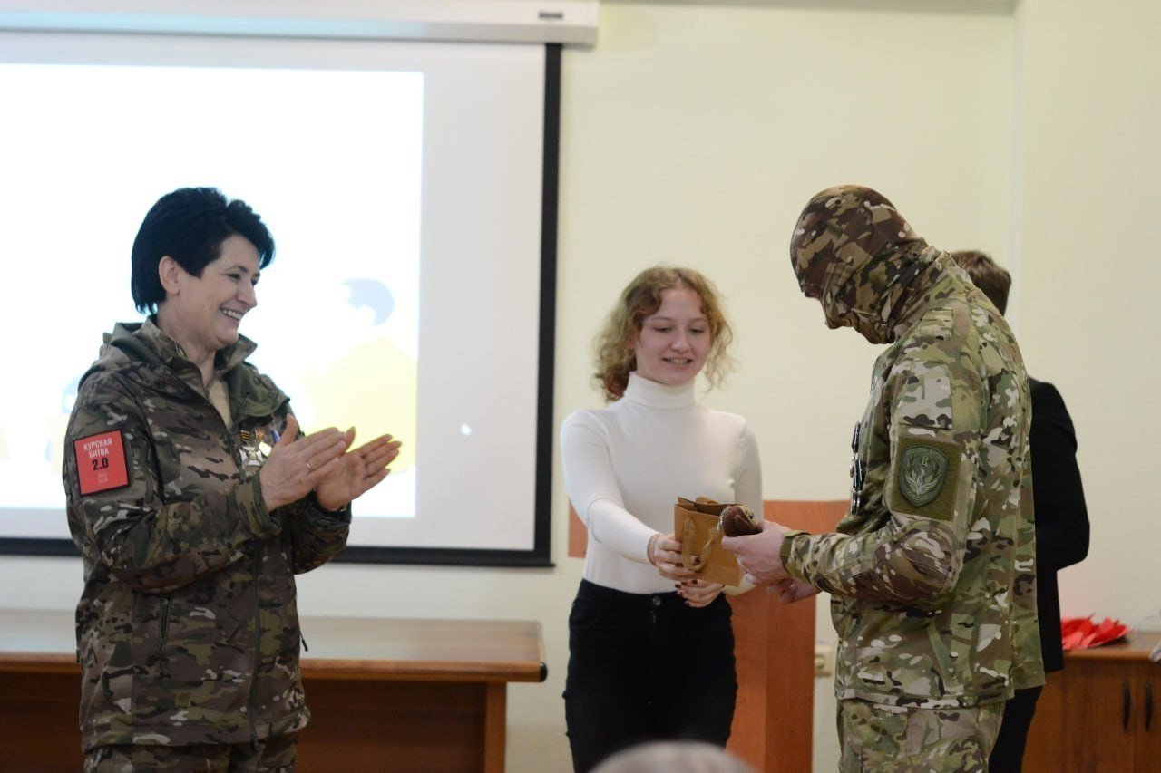 В Курском государственном аграрном университете прошло очередное мероприятие в рамках реализации проекта «Диалог поколений».   Студенты встретились с людьми, которых смело можно назвать героями.  Елена Сухарева - начальник учебно-методического отдела территориального центра медицины катастроф. Она удостоена высокой награды – медали «За заслуги перед Курской областью», а также медали Государственной Думы.  Вместе с Еленой в гости к ребятам пришёл доброволец с позывным «Сигар» из отряда «Курские витязи» интернациональной бригады «Пятнашка». Боец награждён государственными наградами «За отвагу», «За взятие Соледара», «За взятие Бахмута», отмечен знаками отличия «Бахмутская мясорубка», «Окопный крест» и «Крест за ранение» от ЧВК Вагнер. Особое впечатление на ребят произвел рассказ добровольца о его верном четвероногом друге. С осени у него живёт овчарка по кличке Герта, найденная в одном из освобожденных сел.  Ребята получили уникальную возможность лично познакомиться с настоящими героями. В атмосфере тёплого, доверительного общения студенты задали гостям множество волнующих вопросов и получили искренние ответы.  Для бойцов, находящихся на передовой, студенты передали большое сердце, наполненное искренними пожеланиями.   Фото: Факультет СПО Курского ГАУ  #НовостиКурска