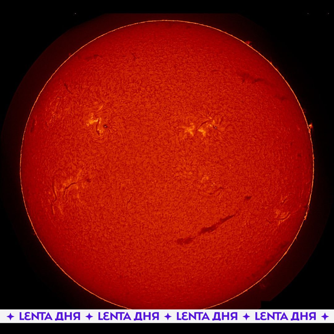 Солнце показало россиянам свою ухмылку Учёные зафиксировали на Солнце гигантский смайл длиной около 1 5 миллиона километров Глаза этой солнечной улыбки образовали две активные области каждая в десять раз больше Земли а саму ухмылку составил протуберанец протяжённостью около полумиллиона километров Астрономы отмечают что такое солнечное настроение можно увидеть редко замышляет магнитные бури Подпишись на Ленту дня MAX ТГ Участвуй в розыгрыше