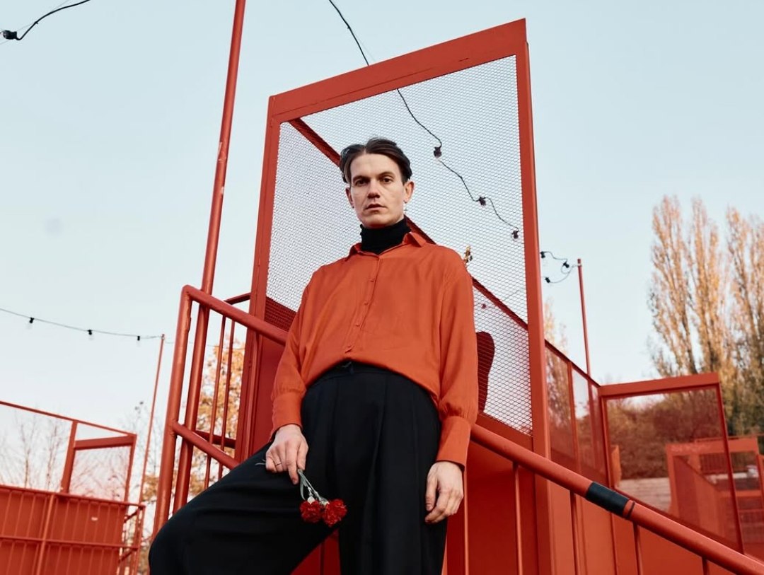 Умер солист группы Shortparis Николай Комягин Ксения Собчак По словам Ксении Собчак музыканту стало плохо после тренировки по боксу У него не выдержало сердце Комягину было 39 лет Обновление Менеджерка группы Марина Косухина подтвердила в инстаграме смерть Николая Николая с нами больше нет Журналистов прошу иметь уважение и не трогать нас в ближайшее время написала она в сторис Фото Shortparis Instagram Подписывайтесь на Бумагу и предлагайте новости