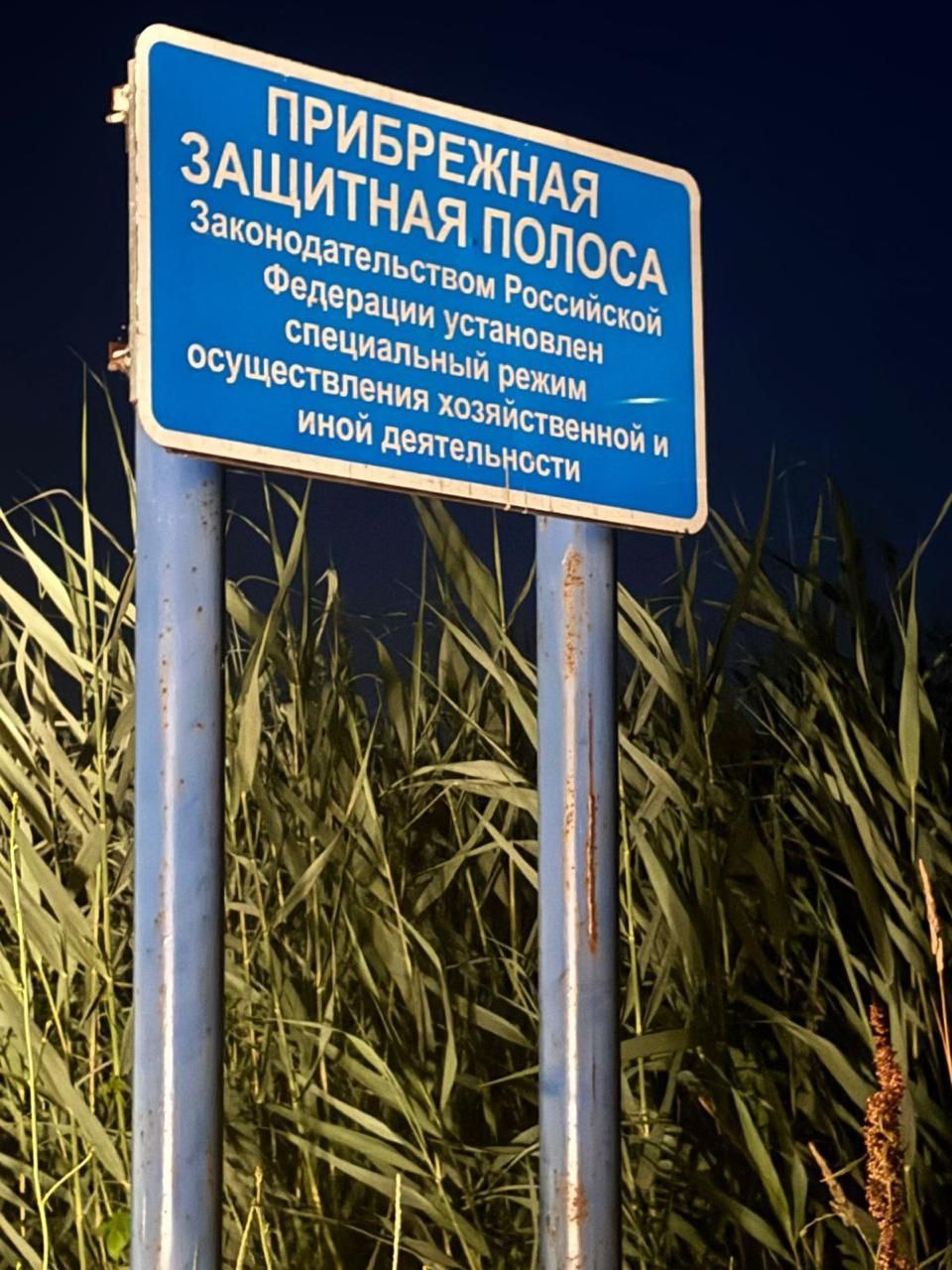 Мужчина и подросток утонули в автомобиле, съехавшем в реку под Анапой. Вечером 21 июня 25-летний водитель «Нивы», двигаясь по полевой дороге, опрокинулся в реку Кубань в районе хутора Прикубанский. 30-летний пассажир смог выбраться из машины и сообщить о том, что в ней остались 12-летний подросток с водителем. Не смогли выбраться из салона и утонули внутри автомобиля 25-летний мужчина и несовершеннолетний. Кубанские Новости