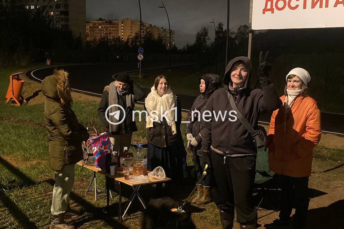 Активисты продолжают держать оборону «Крылатский холмов». Они дежурили всю ночь со вчерашнего дня, чтобы не пустить строительную технику на территорию парка. Несмотря на то что никакие машины не прибыли на место для начала благоустройства, сейчас там ставят забор. Местные жители продолжают попытки воспрепятствовать стройке. Прислать новость