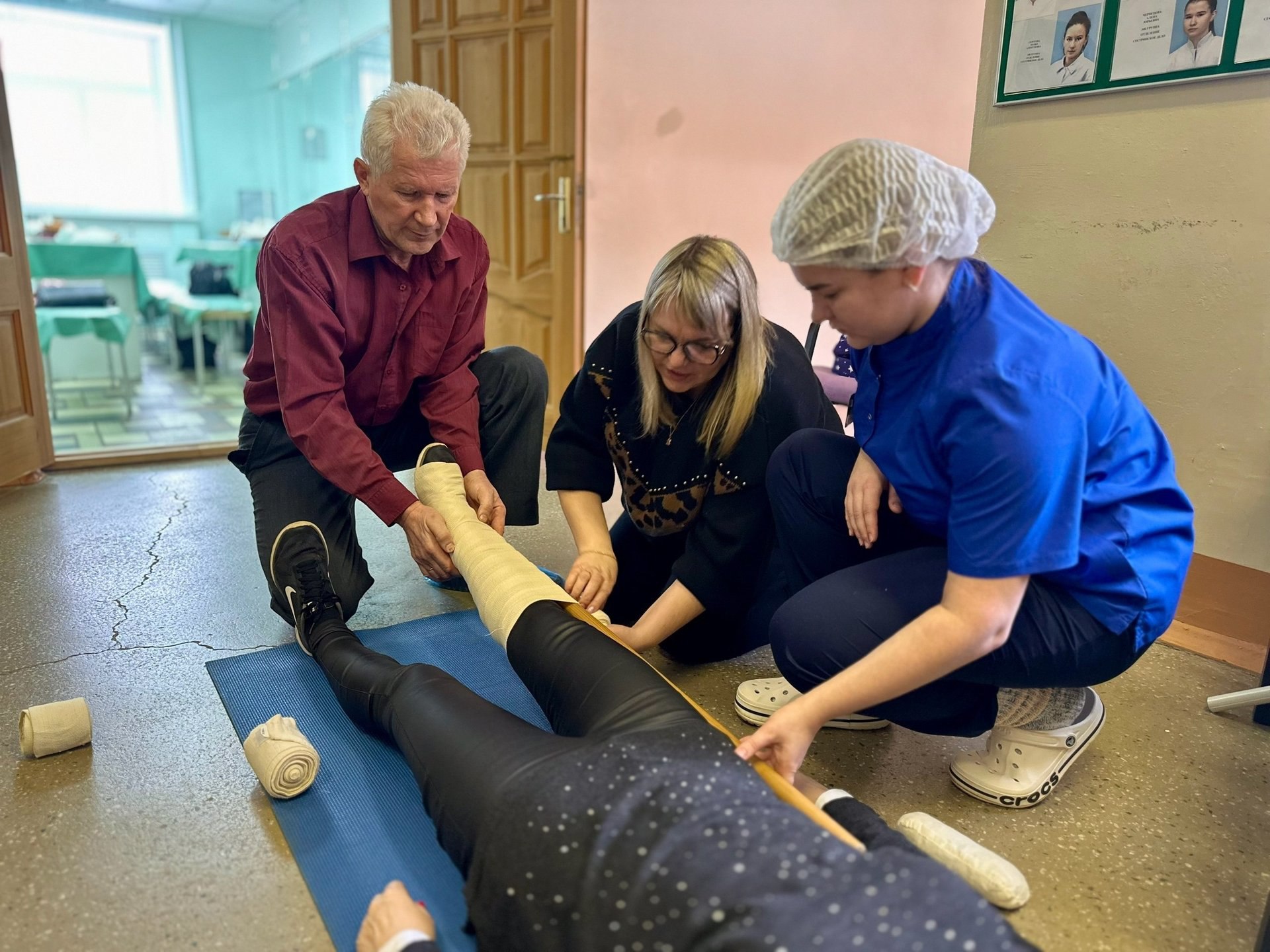 Порядка 57 000 жителей Псковской области прошли обучение первой помощи В начале прошлого года на базе Великолукского и Псковского медицинских колледжей 200 инструкторов прошли переподготовку по программе Методика обучения оказанию первой помощи Об этом сообщает пресс служба регионального министерства здравоохранения Далее они уже проводили обучение населения в своих муниципальных округах Для этих целей правительством Псковской области было закуплено и передано в муниципалитеты 70 манекенов для отработки приемов сердечно легочной реанимации навыков удаления инородного тела из верхних дыхательных путей добавили в министерстве здравоохранения Псковской области В 2026 году в рамках программы Организация массового обучения населения Псковской области оказанию первой помощи обучение жителей региона будет продолжено Фото министерство здравоохранения Псковской области