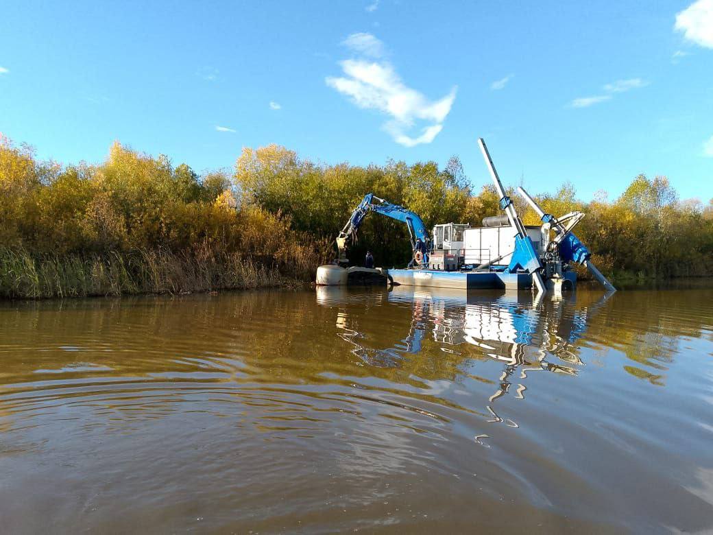 В рамках федерального проекта «Сохранение уникальных водных объектов» национального проекта «Экология» завершена расчистка южной части городского пруда на реке Ай в Златоустовском городском округе Челябинской области. На реализацию проекта в 2022-2024 гг. Росводресурсы выделили порядка 112,4 млн рублей.   Пруд общей площадью около 400 га образован на подпоре плотины на реке Ай в центре города Златоуста более 200 лет назад и является своеобразной границей между новой и старой частью города. Водоем – излюбленное место отдыха горожан и имеет большое рекреационное значение.   «В 2022 году водоем был  включен в нацпроект «Экология», что позволило выполнить большой объем работ за счет средств федерального бюджета. Всего в рамках нацпроекта за три года в южной части пруда изъято почти 300 тыс. м³ донных отложений. Все запланированные работы выполнены в соответствии с графиком, выделенные средства освоены в полном объеме. Следующий этап расчистки запланирован уже в рамках нового федерального проекта «Вода России» нацпроекта «Экологическое благополучие», – отметила заместитель руководителя Росводресурсов Наталия Сологуб.