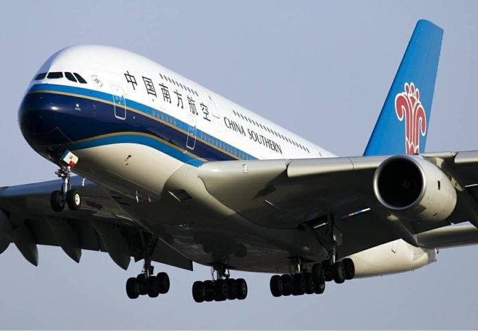 Китайская авиакомпания China Southern отменила рейсы CZ342 из Москвы в Пекин и обратно  CZ341  с 21 января по 28 февраля, пишет Tourdom со ссылкой на российских туристов, которым с 10 января начали поступать уведомления об отмене рейса. Причины перевозчик пока не разъясняет.   Если попытаться забронировать билет в Пекин на сайте China Southern, то все билеты в китайскую столицу из Москвы с 21 января перевозчик предлагает с пересадкой в своем базовом аэропорту в Гуанчжоу. При этом еще на 20 января билет на прямой рейс Москва - Пекин на сайте China Southern купить можно. Но и с 1 марта прямой рейс в Пекин на сайте перевозчика не появился.   China Southern Airlines - крупнейшая авиакомпания в Азии по размеру флота: у нее примерно 850 пассажирских и грузовых лайнеров. Из своего домашнего аэропорта Байюнь в городе Гуанчжоу перевозчик летает по всему миру, а по Азии у нее одна из крупнейших маршрутных сеток среди всех китайских авиакомпаний. Рейсами этого перевозчика россияне активно пользуются для полетов по странам Азии, с которыми у РФ нет прямого авиасообщения.