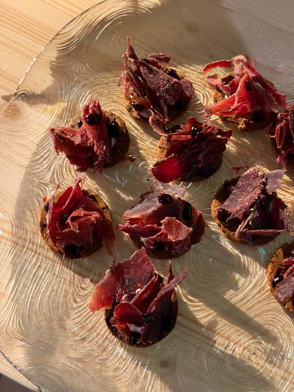 А между тем в Ельцин Центре устроили закрытую вечеринку для рестораторов и блогеров Здесь презентуют новый гид по Уралу На этот раз от Яндекс Еды Обещают назвать лучшие рестораны Екатеринбурга Перми и Челябинска мы с вами обязательно поделимся названиями А пока расскажем кого пригласили на презентацию Здесь сегодня заметили московских блогеров Елену Крыгину Марию Миногарову Татьяну Старикову ведущего Орла и Решки Антона Зайцева вице губернатора Дмитрия Ионина Посмотрите какая атмосфера сейчас в Ельцин Центре На столах закуски от одного из лучших шефов Красноярска Марка Дмитриева икра черная икра хариуса вяленое мясо А вы верите гидам и рейтингам   да хорошие рестораны интересно узнать все эти гиды одинаковые Не верю Подписаться на Афишу Е1