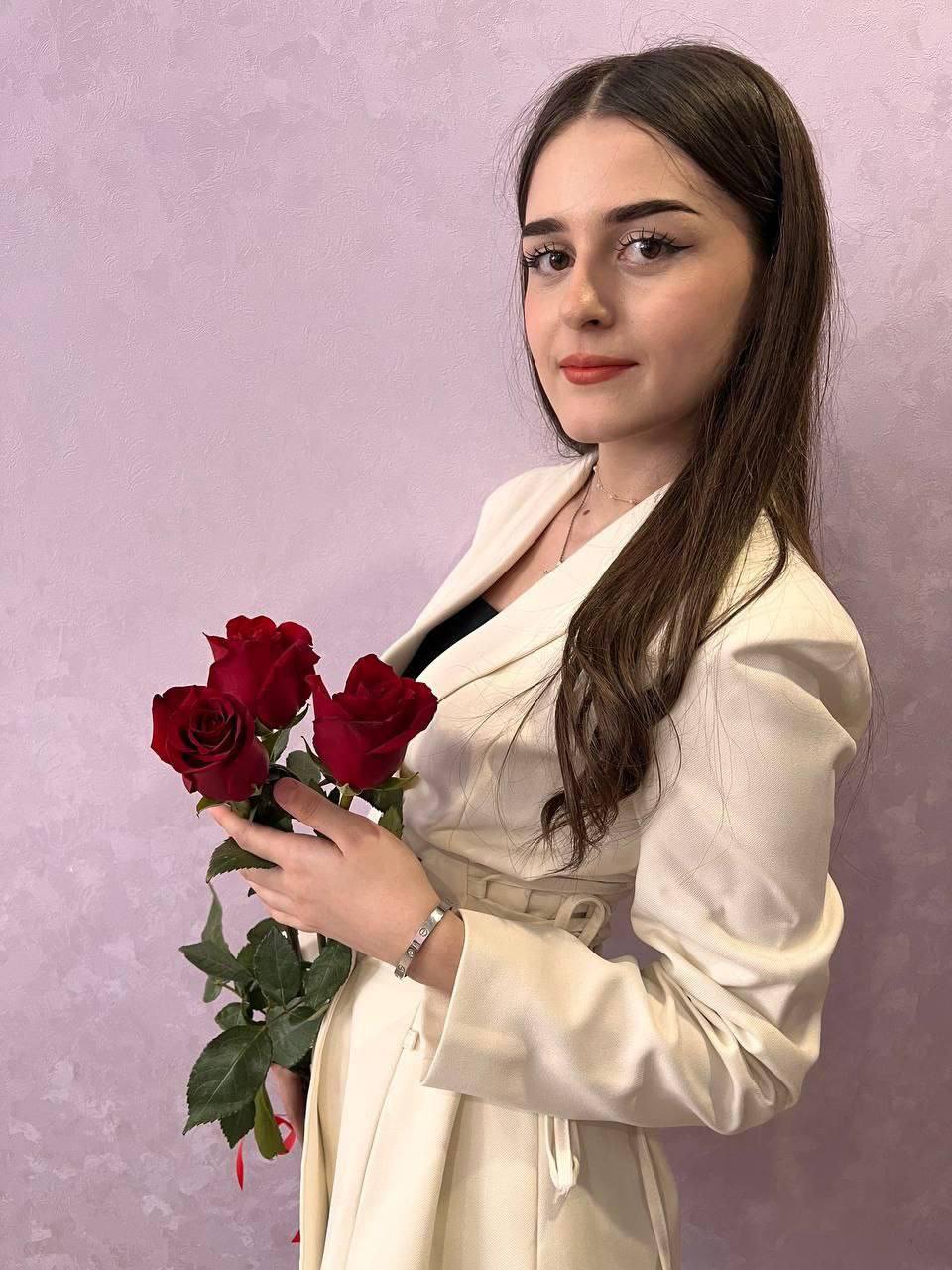 В Курске пропала несовершеннолетняя девочка 16-летняя Гуторова Диана Александровна проживает на улице Серёгина. 4 июня в 15:30 она ушла из учебного заведения, расположенного на улице Народной города Курска и до сих пор её местонахождение неизвестно. Приметы: на вид 17-18 лет, рост 155-160 см, худощавого телосложения, волосы тёмные, глаза карие. Одета: чёрная кофта, синие джинсы, чёрные туфли на высокой платформе. Особые приметы: на зубах носит брекеты. При себе может иметь розовую сумку размером 10 на 10 см. — Граждане могут сообщить любую информацию о местонахождении подростка в ближайший отдел полиции или по телефону 02, с мобильного 102 или 112, — сообщили в УМВД России по региону. Вести-Курск. Только проверенная информация Прислать новость