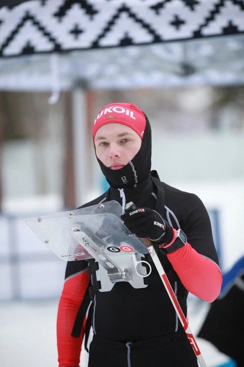 Спортсмен из Среднеуральска вырвал бронзу на лыжной гонке в Уральском округе  Александр Суздальцев ворвался в топ-10 на чемпионате по лыжным гонкам. В командных соревнованиях он занял третье место. На региональных этапах Александр также показал класс, завоевав золото и бронзу в разные дни.  12 января на соревнованиях в Свердловской области он был третьим в классическом стиле. Неделей позже, 19 января, Суздальцев стал первым в гонке на длинные дистанции. Эти результаты — весомый вклад в копилку достижений спортсмена.  Фото: 8 район Верхняя Пышма, Среднеуральск