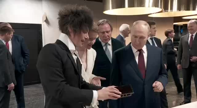 Путин поздравил Елену Шмелеву с днем рождения на концерте оркестра в Сириусе