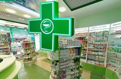 Онлайн аптеки набирают популярность ими пользуются уже 58 россиян Более половины россиян совершают покупки лекарств онлайн а в Москве таких покупателей почти 80 Главные причины популярности удобство мобильных приложений более низкие цены и широкий ассортимент Четыре из пяти пользователей отмечают что экономят на онлайн покупках Однако половина россиян по прежнему сомневается в подлинности препаратов Эксперты считают что прозрачность поставок расширение бесплатной доставки и внедрение подписки на лекарства могут стать ключом к росту доверия и увеличению числа покупателей ofd ru