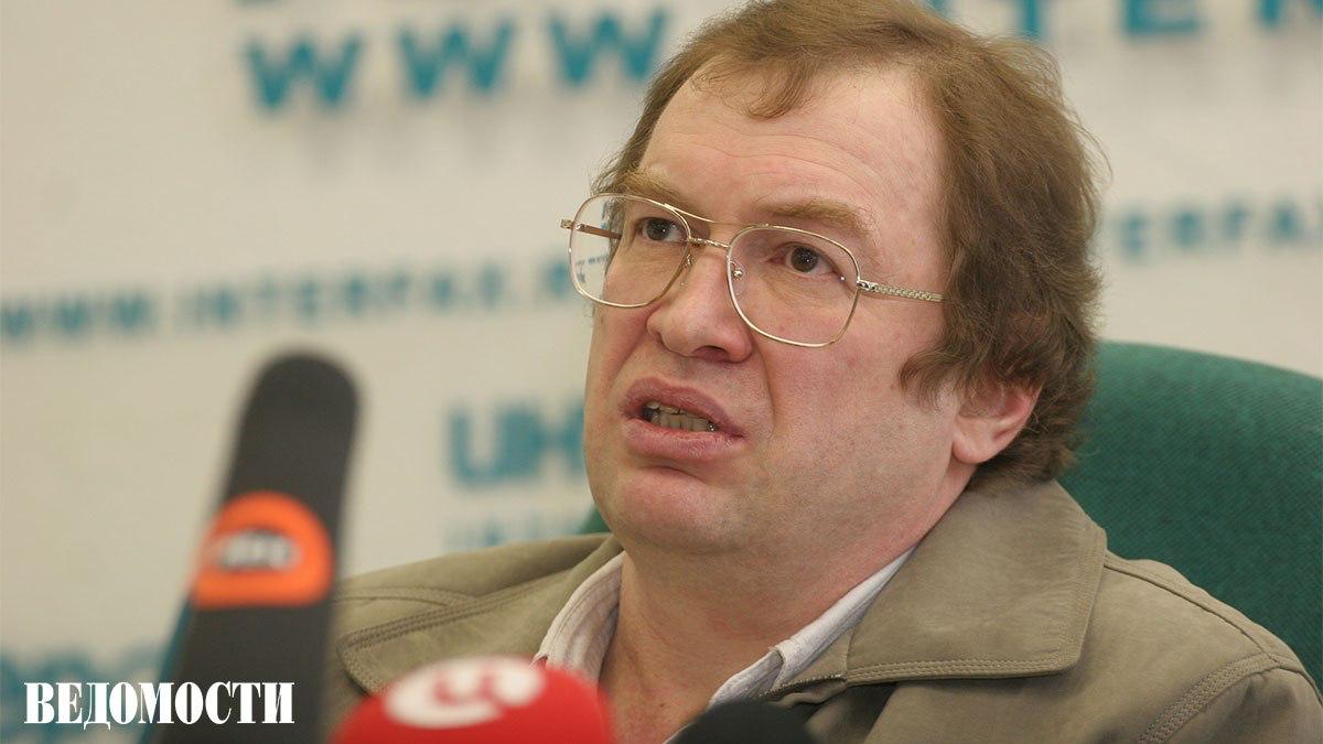 30 лет назад 6 октября 1995 года основатель финансовой пирамиды МММ Сергей Мавроди стал первым депутатом Госдумы чьи полномочия были прекращены досрочно Финансист использовал мандат для защиты от уголовного преследования и на заседаниях парламента не появлялся поэтому коллеги изгнали его с формулировкой за пренебрежение депутатскими обязанностями Кроме того в вину Мавроди поставили его предпринимательскую деятельность Кого еще Госдума лишала мандата и за что в галерее на нашем сайте Подпишитесь на Ведомости