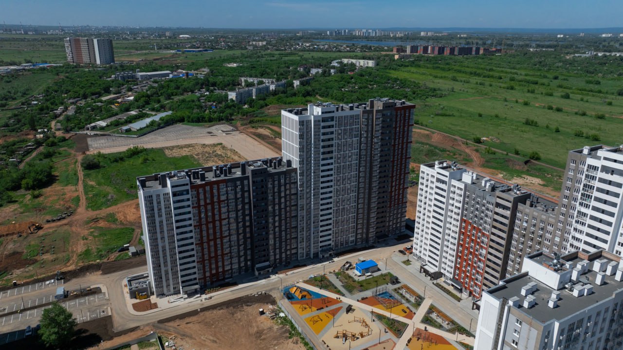 В самарском Амграде ввели в эксплуатацию дом №5 В макрорайоне Амград ввели в эксплуатацию дом №5. Соответствующее разрешение застройщику выдали в региональном минстрое. Дом №5 находится в первом квартале. Он состоит из четырех секций переменной этажности - от 16 до 24 этажей. Квартиры в доме представлены в различных планировках - от студий до трехкомнатных. Также есть квартиры евроформата с кухнями-гостиными, площадь которых превышает 14 квадратных метров. В квартирах на первом этаже высота потолков достигает 3,3 метра, а из окон открывается вид на зеленую благоустроенную территорию. Приобрести жилье можно в рассрочку от застройщика и получить ключи сразу после сделки. Уточнить информацию можно в офисе продаж по адресу: Южное шоссе, 5, а также по телефону: +7 846 215-08-26. Реклама ООО «Специализированный застройщик «ГВ Девелопмент» ИНН 6314040421 erid 2W5zFK2qSp8