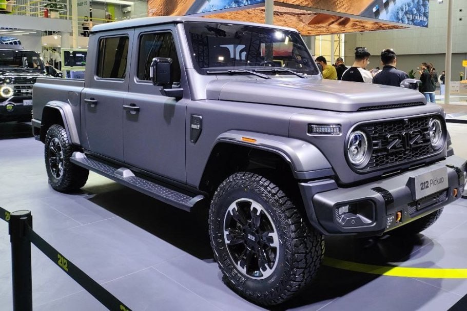 Китайский завод BAW привезет в Россию несколько новинок семейства 212 в 2026 году сообщает Российская газета В первой половине следующего года на рынок России выйдет пикап известный в Китае под названием Explorer 01 Для спецверсии Changfeng теперь будут предлагать и 159 сильный турбодизель Также в первой половине 2026 года ожидается появление новой спецверсии BAW 212 T01 Gaodi который получит экспедиционный багажник дополнительную защиту бамперов и порогов новый капот множественные фирменные накладки оригинальные ручки дверей и инструментальный бокс А во второй половине года на рынок выйдет трехдверное исполнение BAW 212 T10 baw chinamashina news