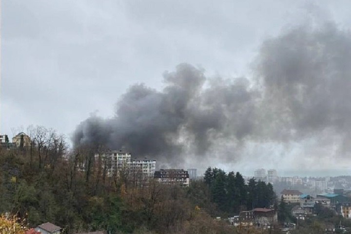 В Сочи тушат крупный пожар на ул Транспортной Огонь охватил 1000 кв м Днем загорелось здание автосервиса После этого огонь перекинулся на соседние помещения На месте работают спасатели МЧС развернут оперативный штаб Сейчас в тушении пожара принимают участие 60 специалистов и 15 единиц техники Известно о троих пострадавших Они госпитализированы им оказывают помощь медики но их жизням ничего не угрожает Подписаться kp sochii