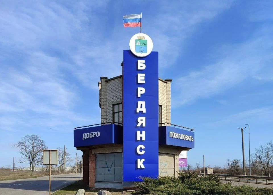 В Бердянске появится новый транспортный узел! Архитекторы разработали проект современного транспортного узла для Бердянска. Согласно плану, автовокзал будет перенесён с улицы 12 Декабря ближе к железнодорожной станции — это связано с развитием инфраструктуры порта и увеличением пассажиропотока. В новый комплекс войдут: • обновлённый автовокзал для междугородних и пригородных маршрутов, • железнодорожный вокзал с пассажирской платформой, • остановки городского транспорта, • таксопарк и удобная парковка. Новый транспортный узел должен сделать пересадки удобнее, а город — более связанным и комфортным для жителей и гостей. !