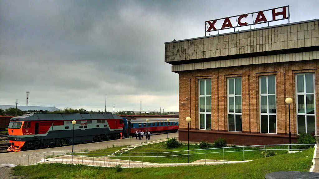 Наш Хасан в числе вымирающих пгт В России составлен список посёлков городского типа с наибольшей убылью населения В него вошли 24 пгт из Приморья в том числе из Хасанского округа Первое место из приморских и 77 е место в топ 100 пгт с наибольшей убылью населения с 1989 по 2025 год занял поселок Путятин в ЗАТО Фокино По данным Росстата в находящемся на одноименном острове населенном пункте в 1989 году 2100 человек а сейчас 679 67 7 На втором месте по Приморью и 98 м во всём списке находится пгт Хасан в Хасанском округе В 1989 году здесь проживало 1187 человек а в 2025 году осталось всего 444 67 7 В топ 100 также вошли наши Зарубино было 5306 стало 2479 53 3 Краскино было 4426 стало 2327 47 4 Славянка было 17 325 стало 10 375 40 1 Приморский было 1509 стало 1196 20 7 Источник vladivostok1 ru