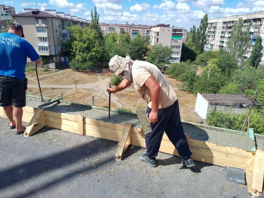 В рамках Специального инфраструктурного проекта специалисты из Брянской области продолжают восстановительные работы в городе Брянка Луганской Народной Республики На данный момент на доме 49 в микрорайоне 4 идут работы по реконструкции кровли Уже выполнена заливка армопояса идет подготовка к монтажу стропильной системы Реконструкцию кровли проводит бригада из пяти человек И П Старостенко Реконструкция кровель одна из первоочередных задач в восстановлении жилого фонда Брянки Качественное и своевременное выполнение работ обеспечивает надежную защиту зданий от внешних воздействий и создает комфортные условия для жителей отметил уполномоченный представитель Брянской области в Брянке Евгений Петраков Специальный инфраструктурный проект является частью масштабной помощи Брянской области которая уже несколько лет ведет активную работу по восстановлению и поддержке подшефной Брянки ЛНР Брянская область Департамент внутренней политики