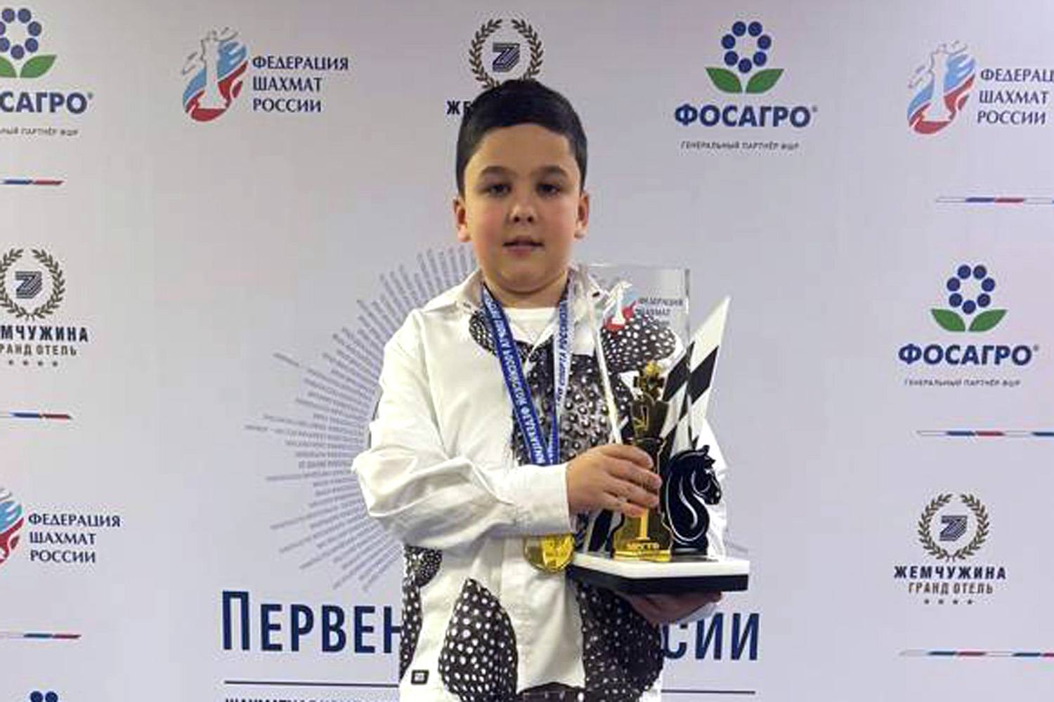 Дагестанский шахматист сыграет на Первенстве мира Айдан Гафуров представит Россию на Первенстве мира по шахматам которое стартует 19 сентября в городе Алма Ате Республики Казахстан Соревнования проводятся среди мальчиков и девочек 8 10 и 12 лет Участие в них примут 835 шахматистов из 88 стран Россию представляют 65 участников в том числе Айдан Гафуров Дагестанский шахматист сыграет среди участников в возрасте до 10 лет