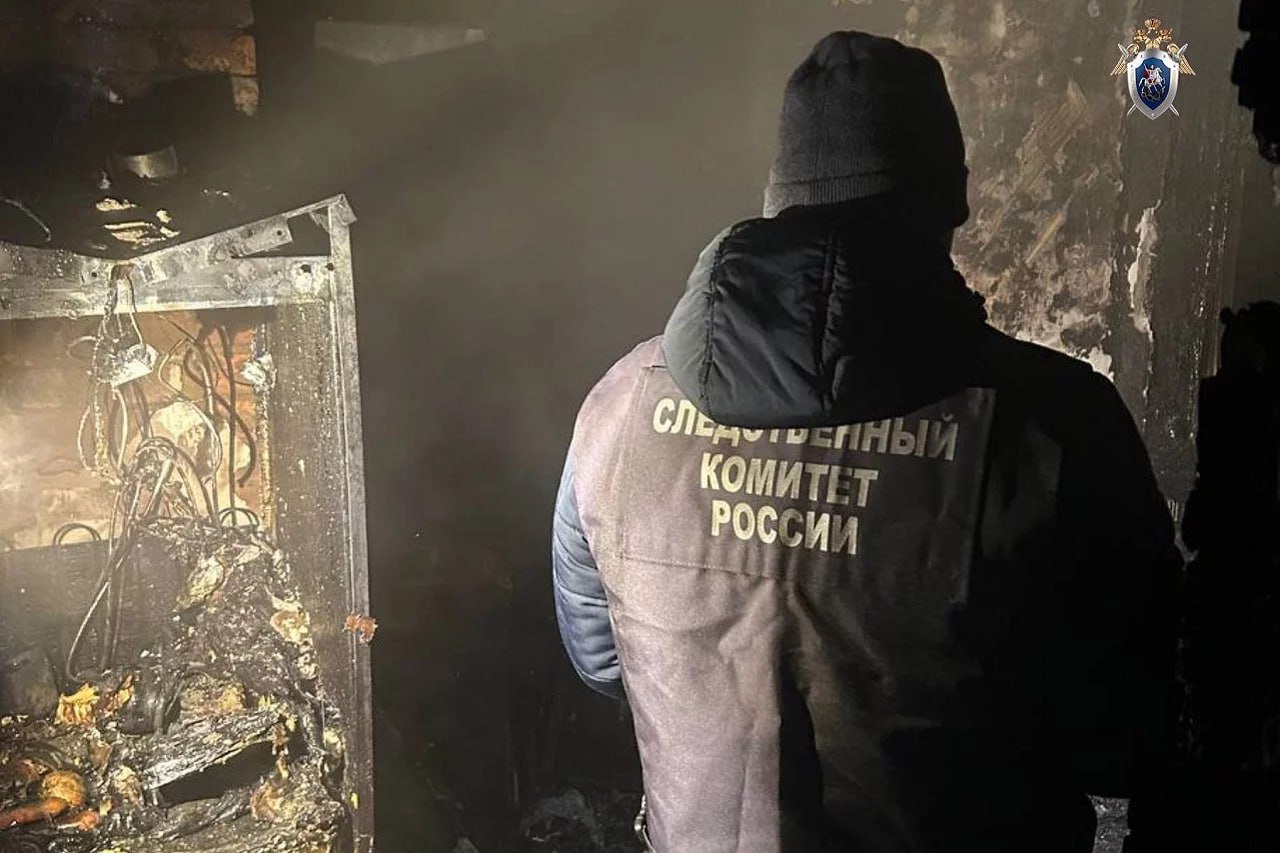 Стала известна причина пожара в Кропачево во время которого погибла девочка ЧП случилось ночью в поселке Кропачево Из охваченного огнем дома эвакуировались 9 человек но 7 летняя девочка выбраться не смогла и погибла Случившимся заинтересовались в СК Об этом сообщили в региональном управлении ведомства Уголовное дело возбуждено по статье Причинение смерти по неосторожности Трех девочек матери удалось эвакуировать через окно однако в темноте и из за задымления она не смогла найти еще одну дочь рассказали в региональном управлении СКР По предварительным данным причиной возгорания стало короткое замыкание проводки на кухне Точную картину предстоит выяснить специалистам на месте работает лаборатория Также назначена судебно медицинская экспертиза В администрации Ашинского округа уточнили что в загоревшемся доме 4 квартиры Глава округа Вадим Сергеев поручил профильным службам оперативно оказать помощь пострадавшим и подготовить варианты временного размещения Фото СУ СКР по Челябинской области Подписывайтесь на Вести Южный Урал в MAХ