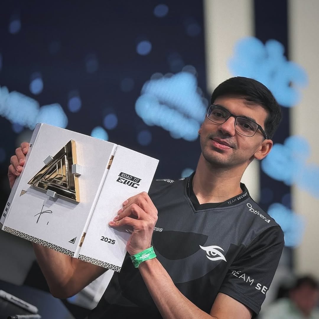 Аниш Гири о призовых на шахматном турнире Esports World Cup  «Смысл не в том, что игроки хотят купить какую-то конкретную машину... Скорее, деньги олицетворяют престиж. Когда ты играешь в шахматы, ставки должны быть высокими. Хочется чувствовать, что ты делаешь что-то значимое, и я думаю, что этот турнир даёт такое ощущение»  Победитель финала между     Магнусом Карлсеном и     Алирезой Фируджей получит 250 тысяч долларов, а проигравший — 190 тысяч долларов    Ph.: соцсети Аниша Гири