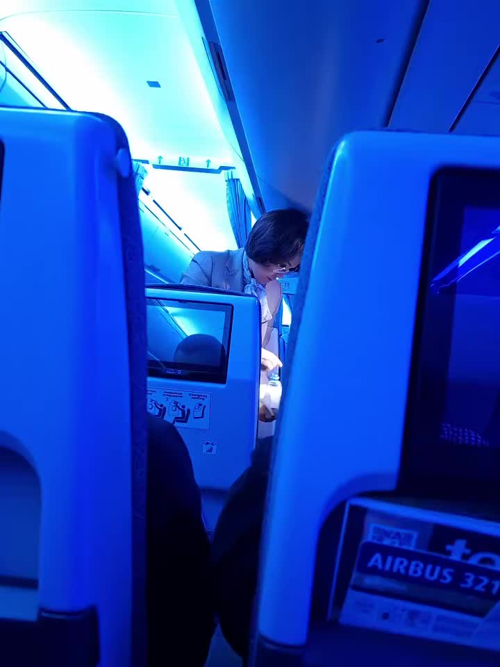 Министр здравоохранения Казахстана оказала первую помощь пассажирке во время рейса