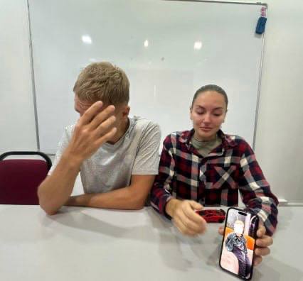 Двухлетний мальчик из России погиб после укуса ядовитой кубомедузы в Малайзии Семья из Хабаровска отдыхала на острове Лангкави когда во время купания в море Вову ужалила медуза Несмотря на оперативное извлечение ребёнка из воды он перестал дышать ещё на пляже Отец приступил к сердечно лёгочной реанимации после чего ребёнка доставили в медицинский центр Врачи боролись за жизнь мальчика четыре дня но спасти его не удалось Подпишись на нас в МАХ