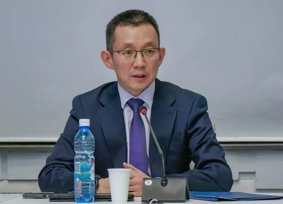 Иван Алексеев Все выплаты участникам СВО и их семьям будут направлены И о министра финансов Якутии Иван Алексеев в передаче Инники күөҥҥэ ответил на вопрос по выплатам участникам СВО и их семьям Он объяснил причину их временной приостановки выплат По его словам она заключается в невозможности заранее рассчитать какому количеству людей понадобится данный вид поддержки К сожалению у нас действительно сложилась такая ситуация Однако Правительство провело работу необходимые средства изысканы на днях выйдет распоряжение и все выплаты будут сделаны добавил руководитель Минфина В прямом эфире обсудили предстоящее принятие проекта бюджета на 2026 и плановый 2027 2028 годы Руководитель регионального министерства рассказал что влияет на формирование бюджета ознакомил с основными показателями проекта и ответил на поступившие в ходе эфира вопросы Один из слушателей обратился за разъяснениями по поводу влияния республиканского бюджета на пенсию Иван Алексеев отметил что обеспечением пенсии занимается Пенсионный фонд Российской Федерации то есть данный вид выплат связан с федеральным бюджетом а не с региональным Те же доплаты которые производятся из бюджета Якутии республика обеспечивает в полной мере и в предстоящем году это также учитывается В эфире прозвучал вопрос об обеспечении льготными лекарственными препаратами на что слушателю сообщили об увеличении суммы на лекарственное обеспечение в бюджете Якутии в 2026 году Она составит 3 8 млрд рублей в противовес 2 2 млрд рублей в 2025 сахасирэ ольгабалабкина мыработаем якутия арктика экология арктическаяякутия Подписывайтесь на канал   t me balabkinaov