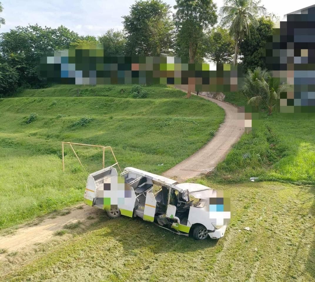 Автобус с 11 россиянами упал с холма в Таиланде Туристы ехали к водопаду Сай Йок Вохит Два человека в тяжелом состоянии еще двое получили травмы средней степени пишут СМИ Посольство РФ в Таиланде заявило что не располагает информацией об аварии Подпишитесь на Абзац TG VK Дзен MAX Rutube