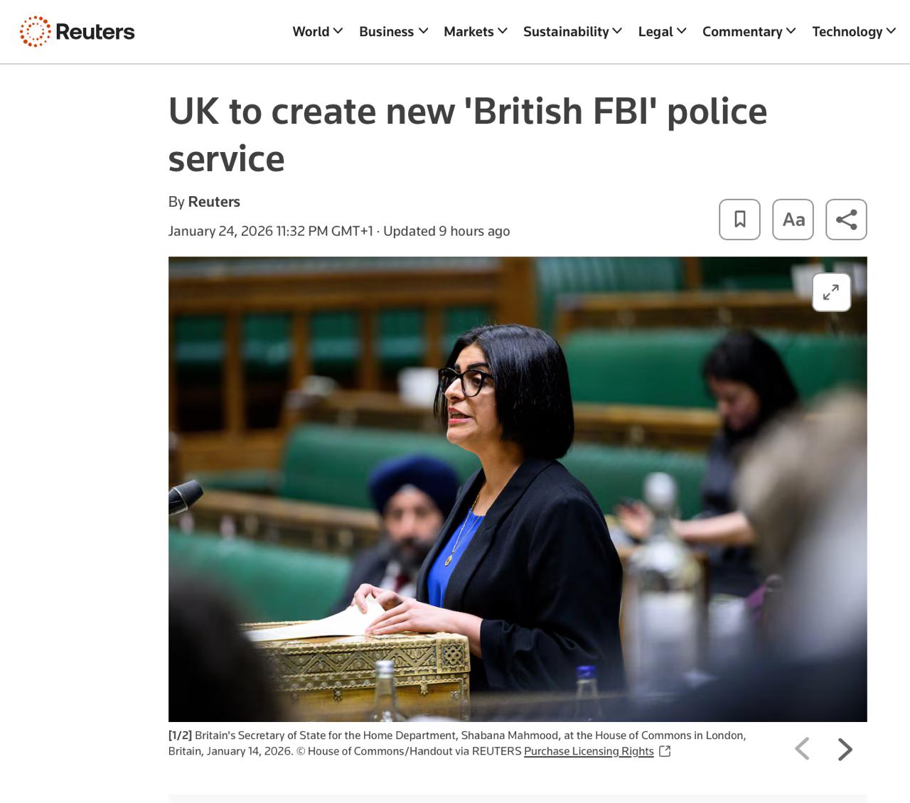 Великобритания решила создать собственную версию ФБР Правительство страны объявило о создании Национальной полицейской службы Как сообщает Reuters новое ведомство объединит функции Национального агентства по борьбе с преступностью а также ряда структур национального уровня в том числе подразделения по борьбе с терроризмом и дорожную полицию Ведомство будет заниматься расследованием наиболее тяжких и сложных преступлений на территории Англии и Уэльса В сферу ответственности войдут организованная преступность терроризм мошенничество в крупных масштабах киберпреступность и деятельность преступных группировок Министр внутренних дел Великобритании Шабана Махмуд заявила что нынешняя модель работы полиции была разработана для другого столетия По ее словам служба будет использовать таланты мирового класса и самые современные технологии для розыска и поимки опасных преступников Создание новой службы станет частью масштабной реформы правоохранительной системы По оценке британских властей это крупнейшие изменения в полиции со времен основания первой профессиональной полицейской службы Робертом Пилом в 1829 году Подробности реформы правительство планирует представить 26 января Сейчас в Англии и Уэльсе действуют 43 полицейских управления часть из которых выполняет функции федерального уровня Власти рассчитывают что реорганизация позволит региональным подразделениям сосредоточиться на повседневных преступлениях включая кражи и антиобщественное поведение Сажать британцев за фотографии и посты в интернете станет ещё удобнее Задонатить через бота Patreon