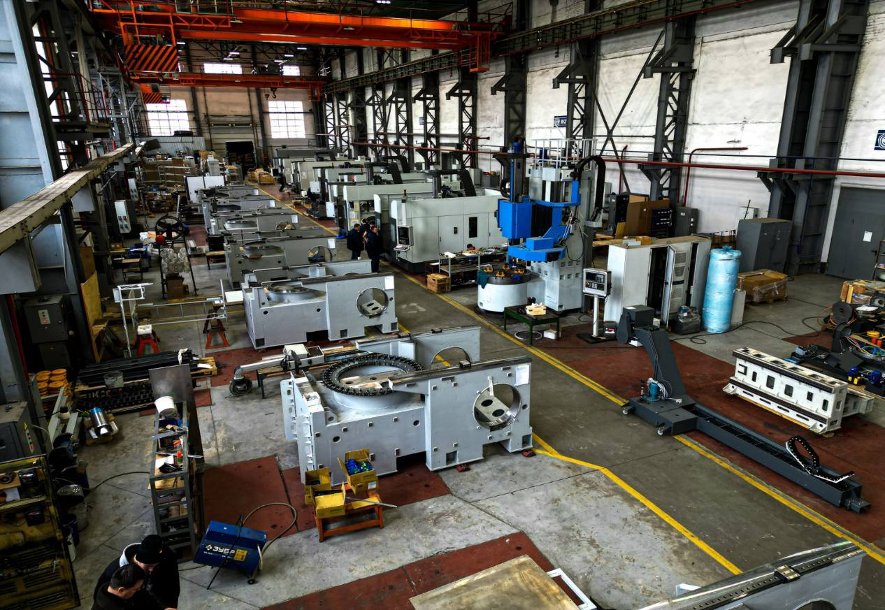 Новый промышленный кластер заработал на Кубани Сегодня стало известно о федеральной аккредитации агропромышленного машиностроительного кластера Юг на Кубани Он стал уже седьмым производственным объединением с участием кубанских предприятий Об этом сообщает пресс служба администрации Краснодарского края Он стал седьмым производственным объединением в котором участвуют кубанские предприятия По развитию промышленной кооперации Краснодарский край остается безусловным лидером на юге России рассказал вице губернатор Александр Руппель В состав нового кластера вошли пять производств из Краснодарского края а также Донецкой Народной Республики и Запорожской области Участники объединения уже наладили производственную цепочку ориентированную на выпуск импортозамещающей продукции Южная служба новостей