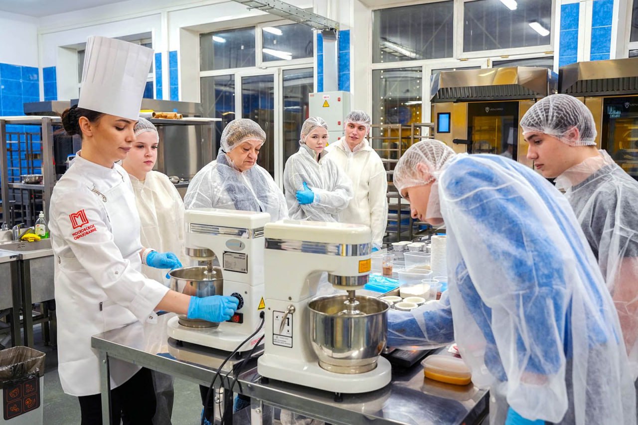 Более 150 профессий представят на днях открытых дверей в колледжах Москвы Старшеклассники могут присоединиться к практическим мастер классам пообщаться с преподавателями студентами и работодателями а также узнать о возможностях поступления Программа 14 февраля в центре практической подготовки для машиностроения в Печатниках пройдет День влюбленных в промышленность где юные участники смогут научиться работать на токарном станке и лазерном оборудовании   Во флагманском центре Руднево 14 и 25 февраля колледжи Москвы пройдут практические занятия участники опробуют промышленные направления восстановят мехатронную систему проведут электромонтаж платы и соберут БПЛА В Московском государственном образовательном комплексе 19 февраля на мастер классах по робототехнике предлагают запрограммировать робота собрать конвейерную станцию и научиться управлять производственной линией В медицинском колледже 7 13 февраля проведут мастер классы по сестринскому делу Во время них школьники научатся проводить инъекции и оказывать первую помощь Подробнее обо всех мероприятиях на сайте Для участия в мероприятиях нужна предварительная регистрация Фото пресс служба Департамента образования и науки города Москвы