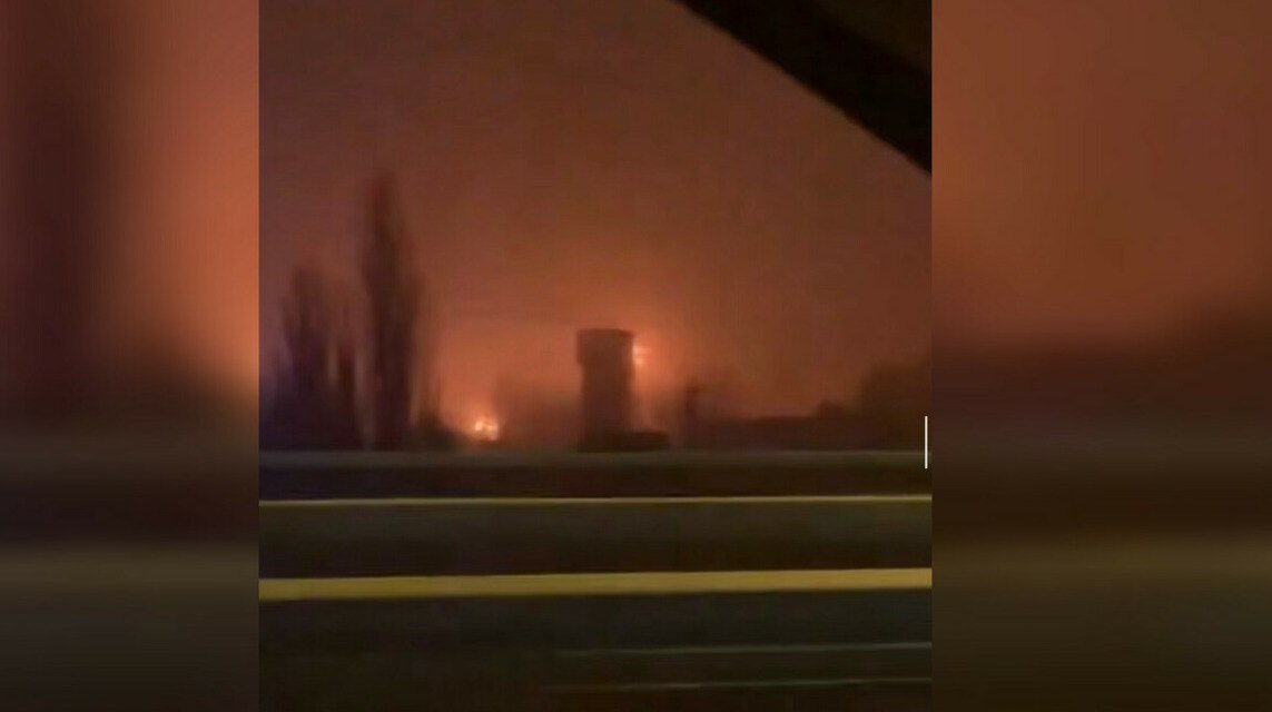 В Орловской области дроны атаковали нефтебазу вспыхнул пожар Губернатор Орловской области Андрей Клычков сообщил о пожаре на объектах топливно энергетического комплекса в Ливенском районе после ночной атаки дронов передает ArbatMedia По словам главы региона беспилотники нанесли удар в ночное время В результате возникло возгорание которое охватило объекты топливно энергетической инфраструктуры Тушением пожара занимаются экстренные службы на месте работают специалисты МЧС По предварительным данным обошлось без пострадавших Оценка ущерба и выяснение обстоятельств продолжаются В городе Ливны расположена нефтебаза компании Орелнефтепродукт Этот объект уже подвергался атаке беспилотников ранее 24 января 2025 года Прислать новость