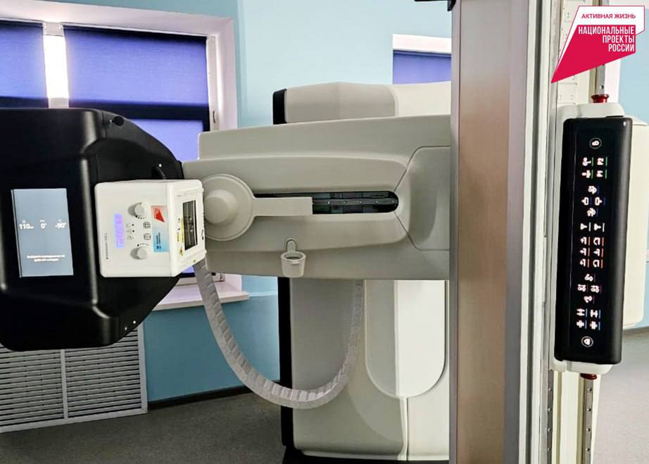 Железнодорожная поликлиника Хабаровска отмечает 70 летие на фоне масштабного обновления Учреждение получило новое оборудование в рамках федерального проекта Модернизация первичного звена здравоохранения нацпроекта Продолжительная и активная жизнь Это повысило качество диагностики и лечения пациентов Главврач Елена Гандурова рассказала что благодаря поддержке президента Владимира Путина в 2024 2025 годах поликлиника получила 16 единиц медтехники на сумму 61 5 млн рублей Еще 332 единицы оборудования закуплены за средства ОМС более 5 млн рублей Среди них цифровой рентген современные УЗИ аппараты для акушерства и гинекологии а также эндоскопическая система NBI для раннего выявления заболеваний Новый рентген позволяет передавать изображения напрямую врачу и делать сшивку снимков особенно важно при обследовании детей с проблемами позвоночника Гинекологическое отделение оборудовано кольпоскопом удобным креслом и кардиотокографом для мониторинга состояния плода Эндоскопическая служба получила видеостойку с системой NBI и шкаф для хранения инструментов Теперь большинство сложных исследований можно пройти прямо в поликлинике без направления в другие регионы Подписывайтесь на Amur Inside