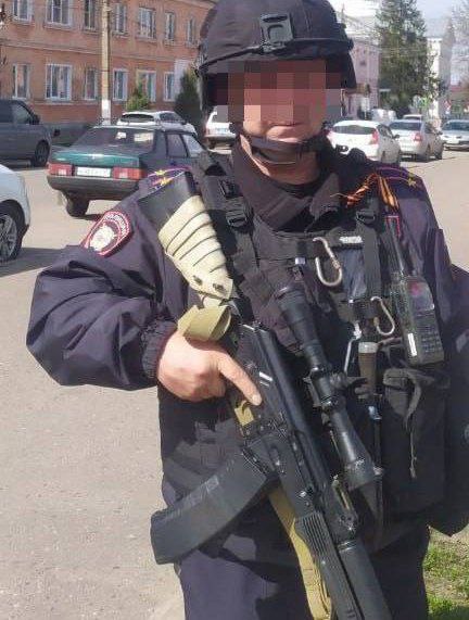 Подполковник полиции заподозрен в краже оружия в Курской области. В Курской области правоохранители задержали подполковника полиции, подозреваемого в хищении оружия для перепродажи. По данным следствия, 43-летний Игорь Д., начальник отдела участковых уполномоченных, вместе с сообщниками за полгода похитил автоматы, пистолеты, гранаты и даже гранатомёты. Кражи совершались в Белгородской и Курской областях, а также на территории Харьковской области Украины. Среди похищенного – автоматы АК-74, пистолеты Макарова, гранаты Ф-1 и противотанковые гранатомёты. Подполковник указал на тайники с оружием, где были найдены АК-12, гранатомёт РШГ-2, десятки гранат и боеприпасов. 28 мая против него возбудили уголовное дело по статье 226 УК РФ «Хищение оружия» , ему грозит до 15 лет колонии. Следствие ищет его сообщников.