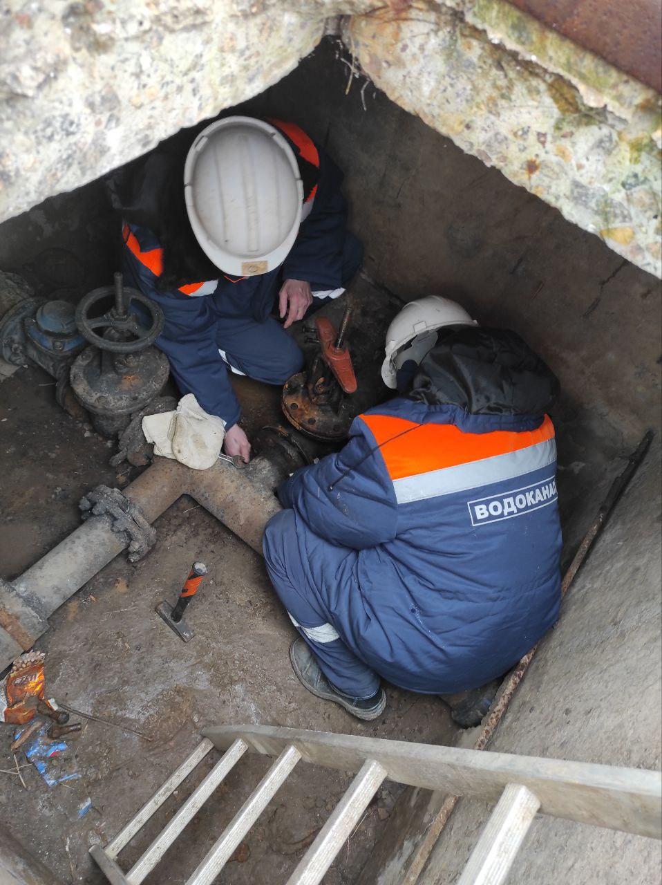 Рязанский водоканал провёл работы в селе Долинское   Рязанский водоканал провёл ремонтные работы в селе Долинское Чаплынского района.  На улице Винницкая специалисты заменили запорную арматуру в камере скважины и тем самым восстановили подачу воды в дома. Такие же работы, а также установку глухих фланцев на трубопроводах осуществили на улице Молодёжной. Теперь и там водопровод функционирует бесперебойно.  #Помощь