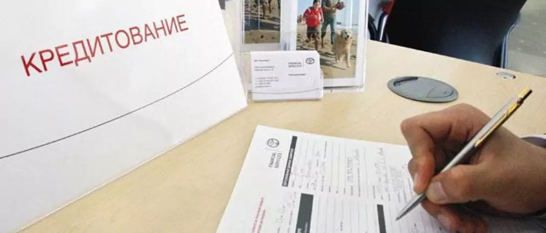 Иногородняя компания продолжает терзать жителей Кирово Чепецка взявших кредит но не прочитавших мелкий шрифт внимательно Районный суд поддержал иски иногородней фирмы Делегейт требовавшей оплату по дополнительным соглашениям подписанным вместе с займами Вместе с кредитным договором клиенты ставили подпись и под бумагой о консультационных услугах и информировании Стоимость этих услуг начислялась не разово а ежедневно словно платная подписка Компания годами не напоминала о себе а потом предъявляла внушительный счёт Стандартная такса в судебном иске составляет 100 тысяч рублей То есть фирма долго не напоминает о себе чтобы скопился долг побольше Обидно что оспорить такие соглашения сложно если подпись стоит и условия формально прописаны Досадно что мало способов узнать о том что за тобой копится такой долг Хотя общий вывод предельно прост читать всё что подписываете не формальность а защита от долгов которых никогда не существовало