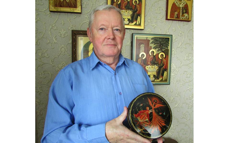 Звание Заслуженный художник Российской Федерации присвоено художнику из Холуя Ивановской области За вклад в развитие отечественной культуры и искусства многолетнюю плодотворную деятельность почётное звание Заслуженный художник Российской Федерации присвоено художнику миниатюрной живописи из села Холуй Владимиру Седову Указ о награждении подписал Президент РФ Владимир Путин Владимир Николаевич Седов более 40 лет работает в сфере художественной миниатюрной живописи За эти годы он создал большое количество уникальных произведений искусства которые стали достойным украшением фондов отечественных и зарубежных музеев в том числе Всероссийского музея декоративно прикладного и народного искусства Государственного музея Холуйского искусства и других Талант и мастерство Владимира Седова неоднократно отмечены наградами и премиями различного уровня В настоящее время художник работает над восстановлением ранее утраченных иконописных традиций Холуя